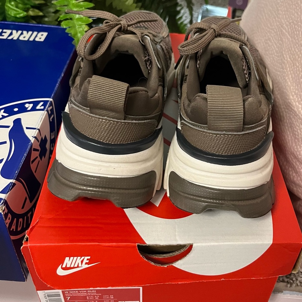 Barely worn Nike Brown and white sneakers - Picture 6 of 11